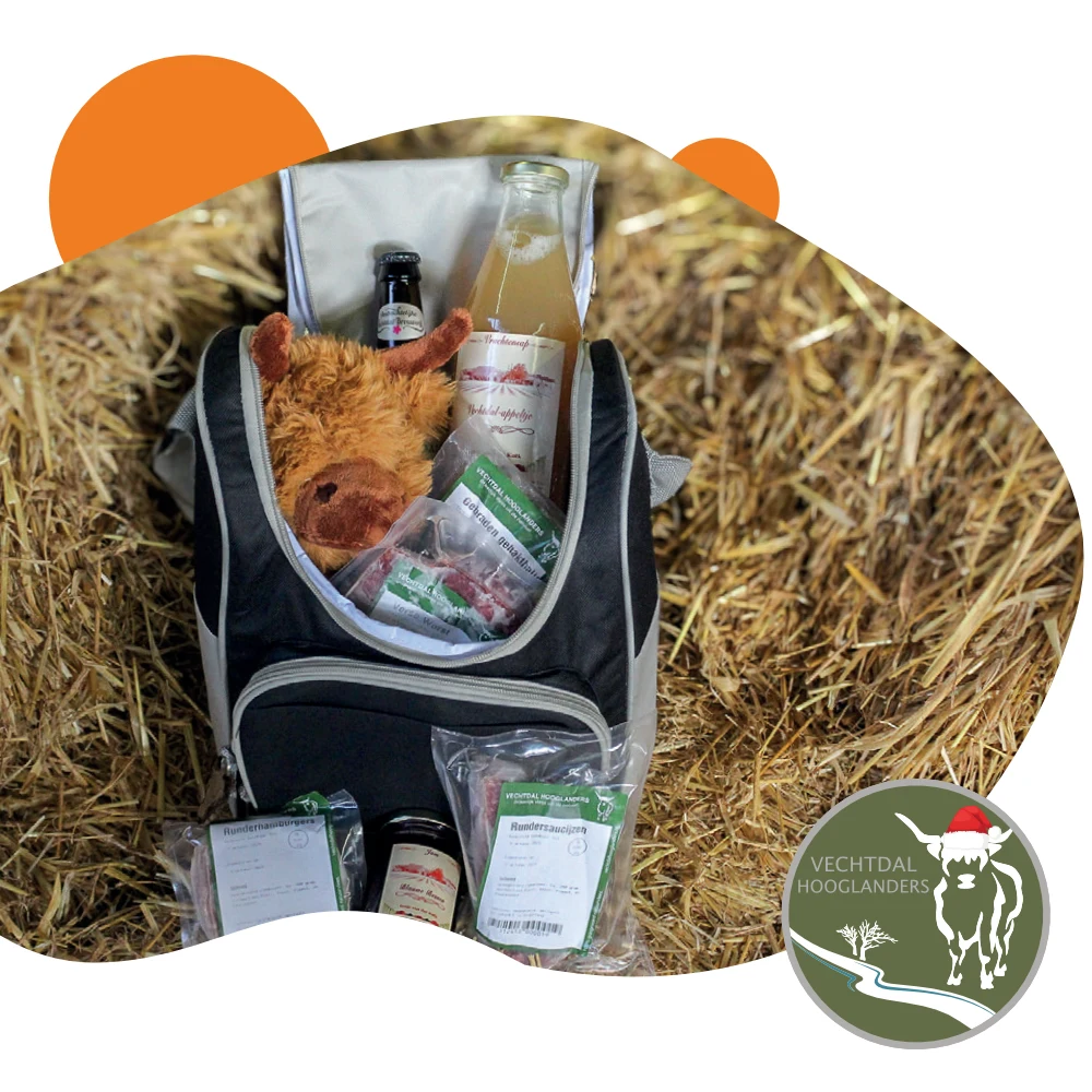Koeltas gevuld met streekproducten en een Hooglander knuffel